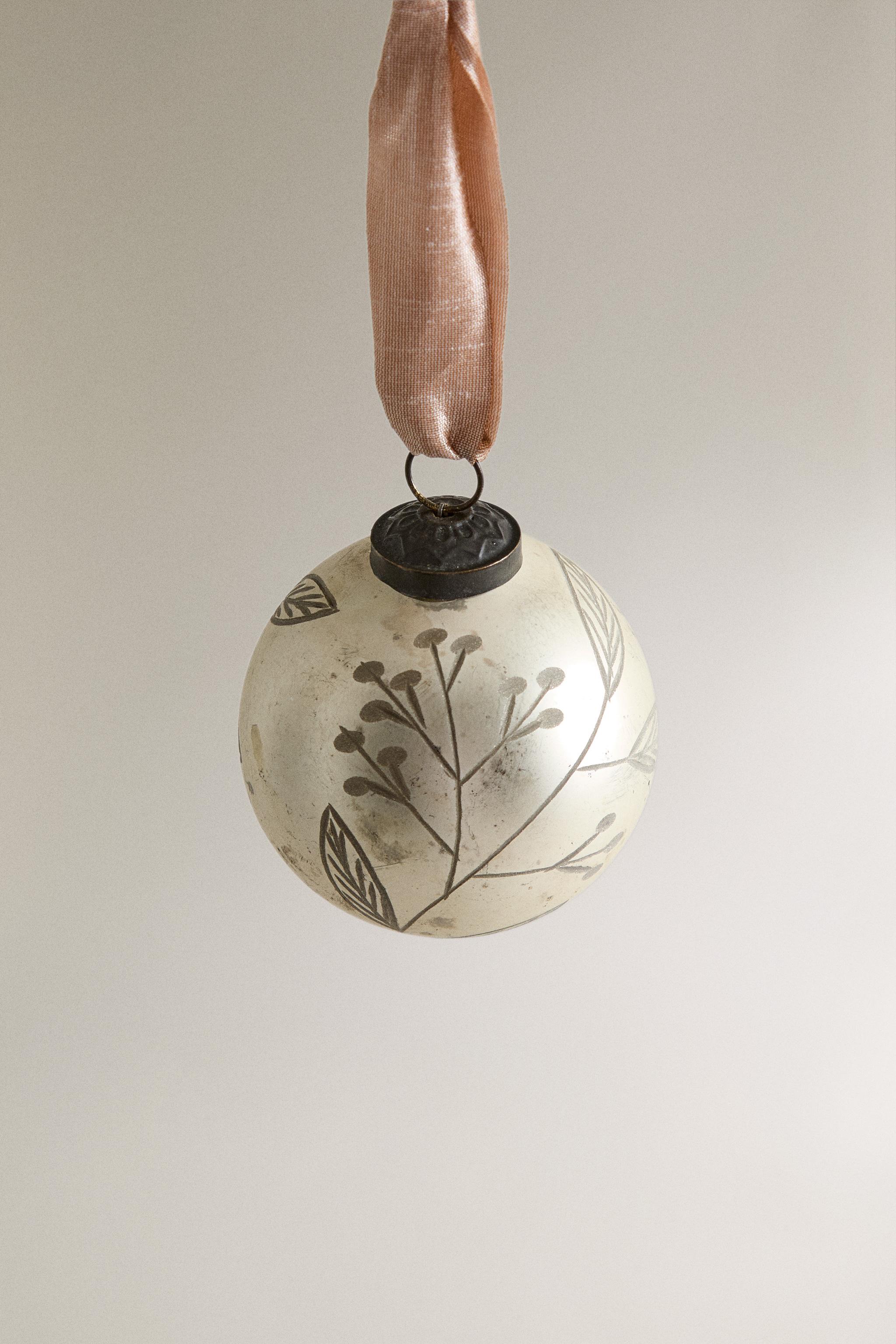 MATTE CHRISTMAS TREE BALL ORNAMENT WITH LEAF DETAILS